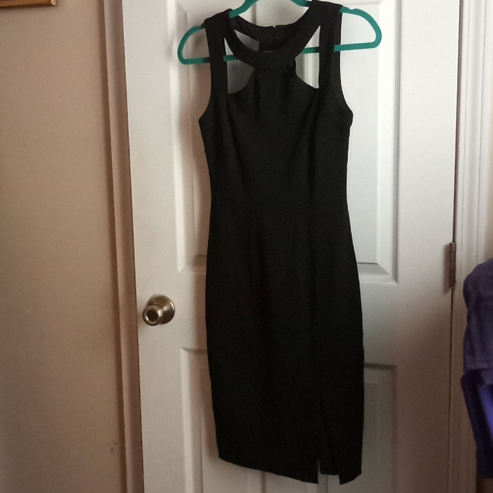 Sleevless black dress
